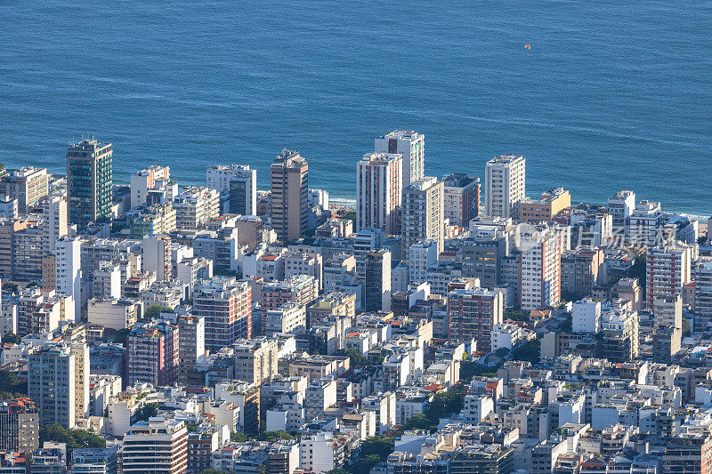 鸟瞰图伊帕内玛区与海滩在里约热内卢de Janeiro